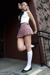 Хотел бы себе такую же покорную подружку?