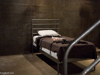 Хотел бы себе такую же покорную подружку?