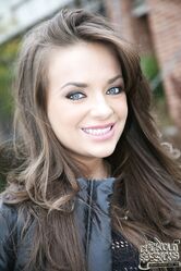 Вот сучка обнаглела, уже при мне трахается