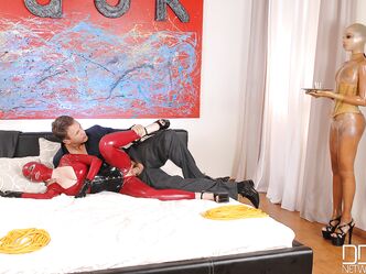 Чуваку точно не скучно живется