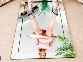 Вот только и остается, что с пиздой играться