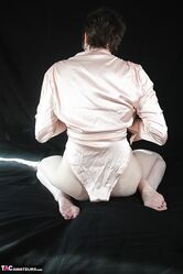 Ну как тебе мой стриптиз? Хоть немного возбуждает?