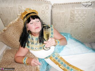 Я похожа на царицу?