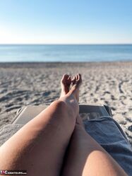 Приходи ко мне на пляж, трусы сними и рядом ляжь