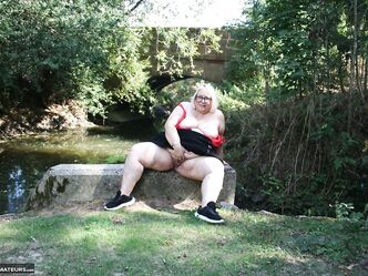 Если бы у тебя год не было бабы, вдул бы ей?