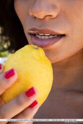 Она наверное гордиться своей дырочкой