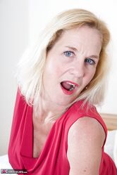 Эта зрелочка еще и молодежи фору даст