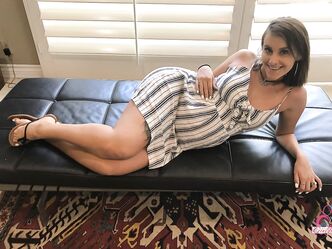 Смотри внимательно. Не каждый же день я пизденку показываю!